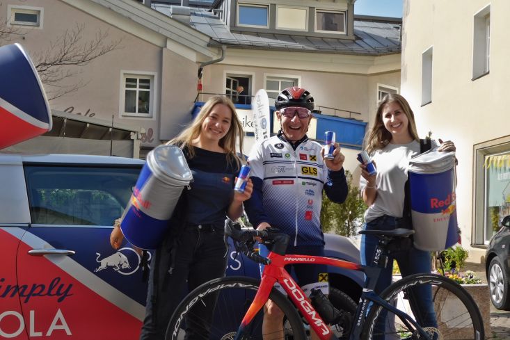 Die Tour of the Alps RED BULL Werbemädels mit Pedalrittter Präsident Ossi Gundolf sind schon eingetroffen!