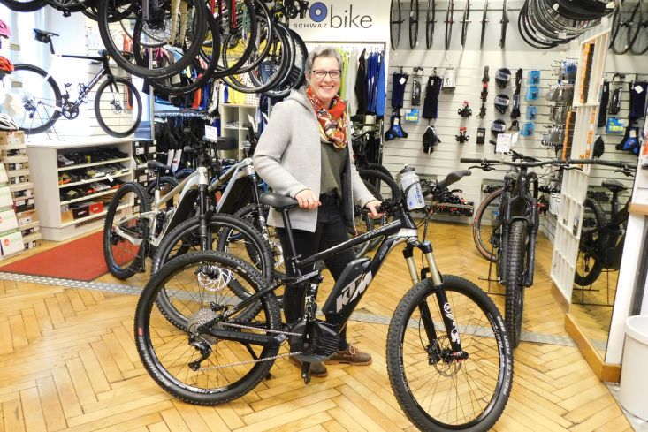 Andrea freut sich riesig über ihr neues E-BIKE!