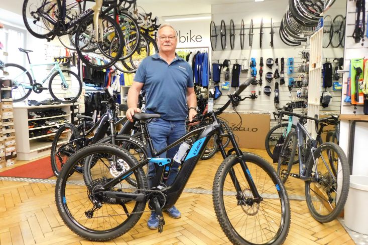 Stefan freut sich riesig über sein neues E-BIKE!