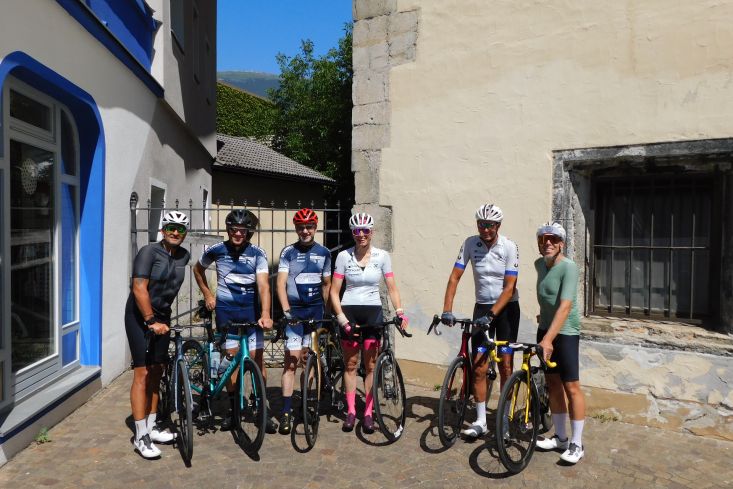 15. August Aufahrt von einem halben Dutzend probike Fans!